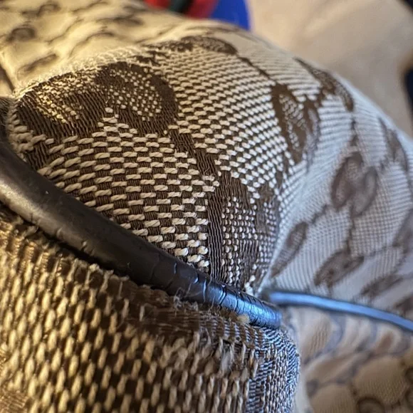 Gucci bag with flaws shown in live - Picture 3 of 15